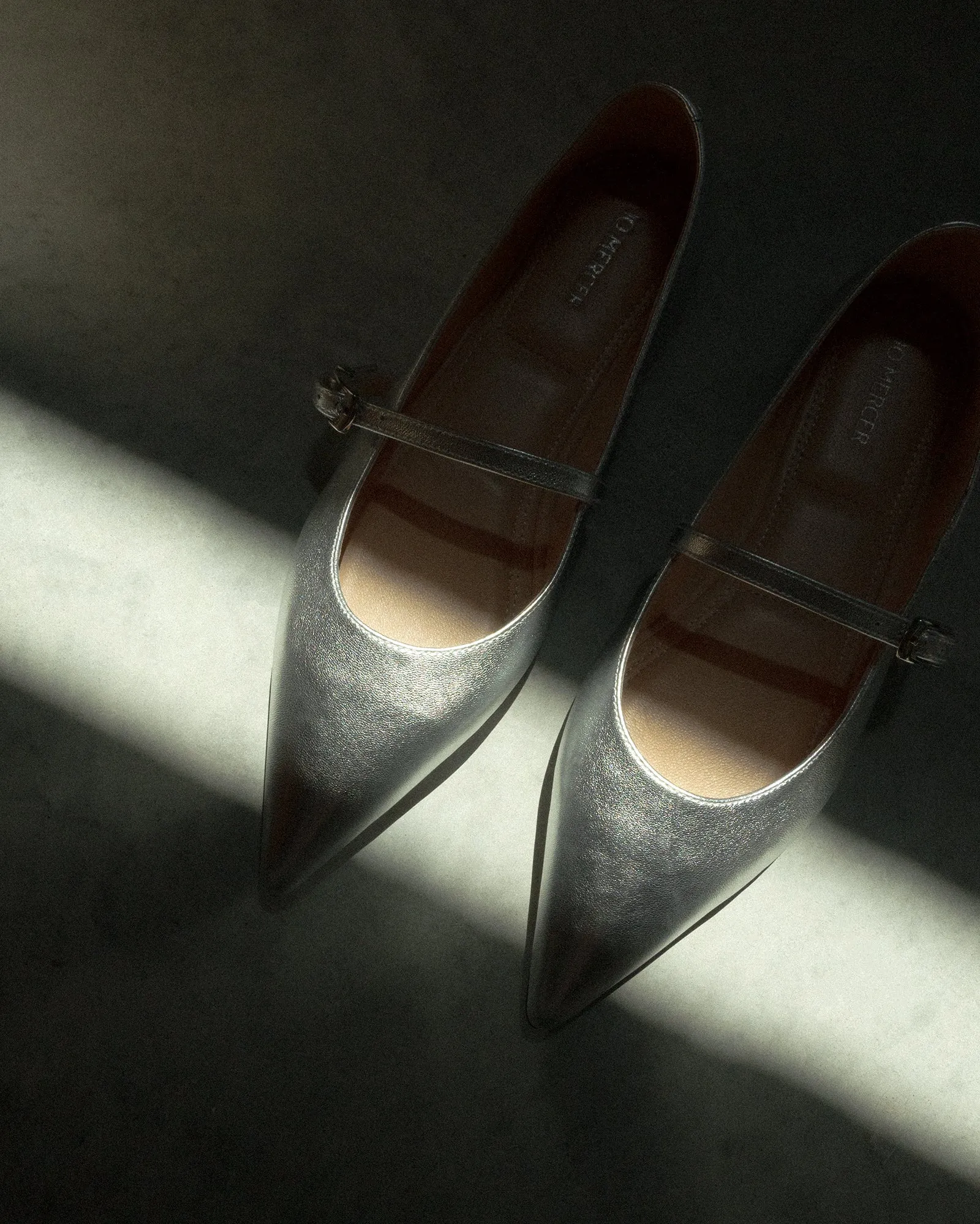 DILARIA DRESS FLATS SILVER LEATHER