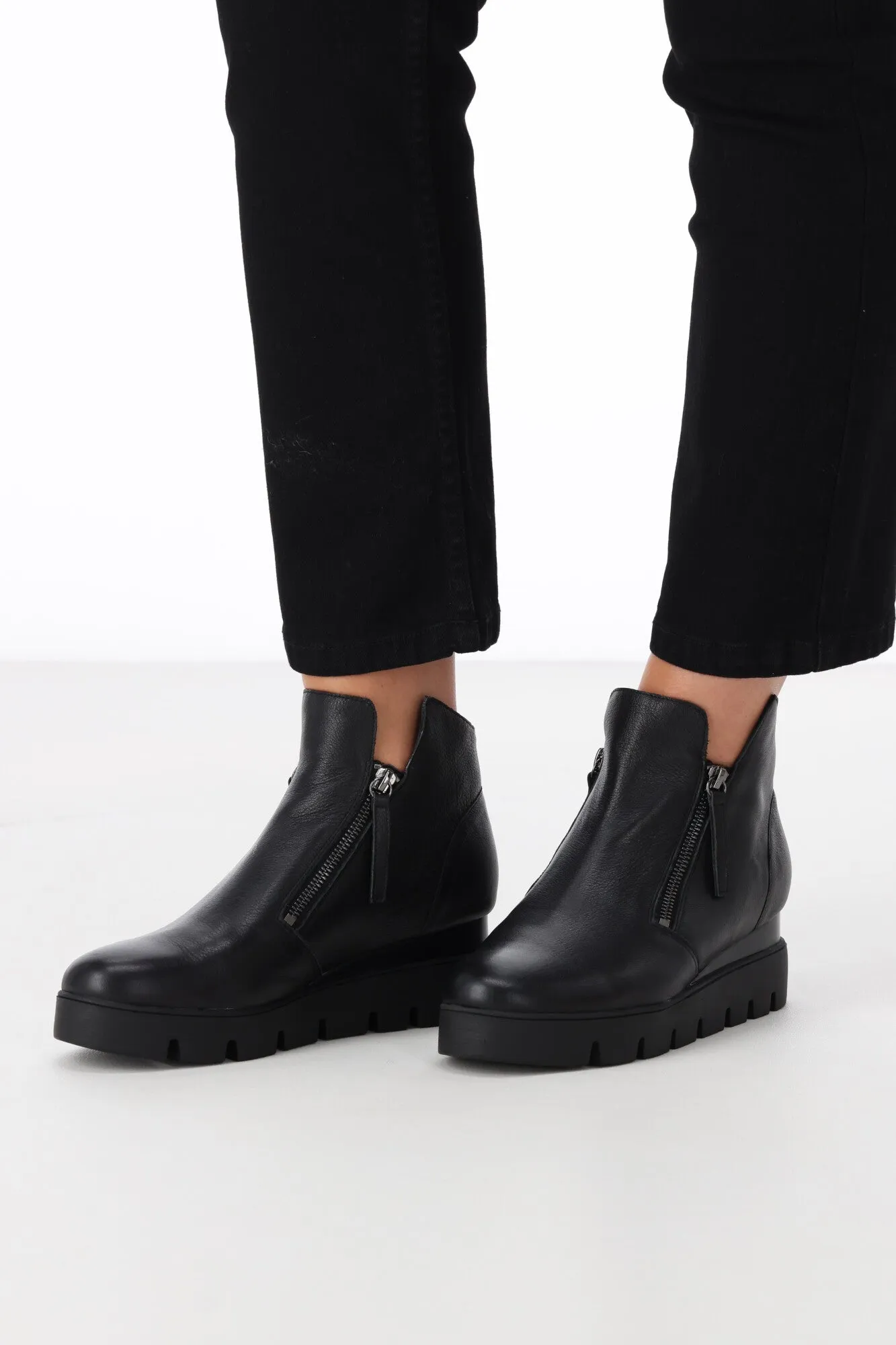 Django & Juliette Radio Black With Black Sole