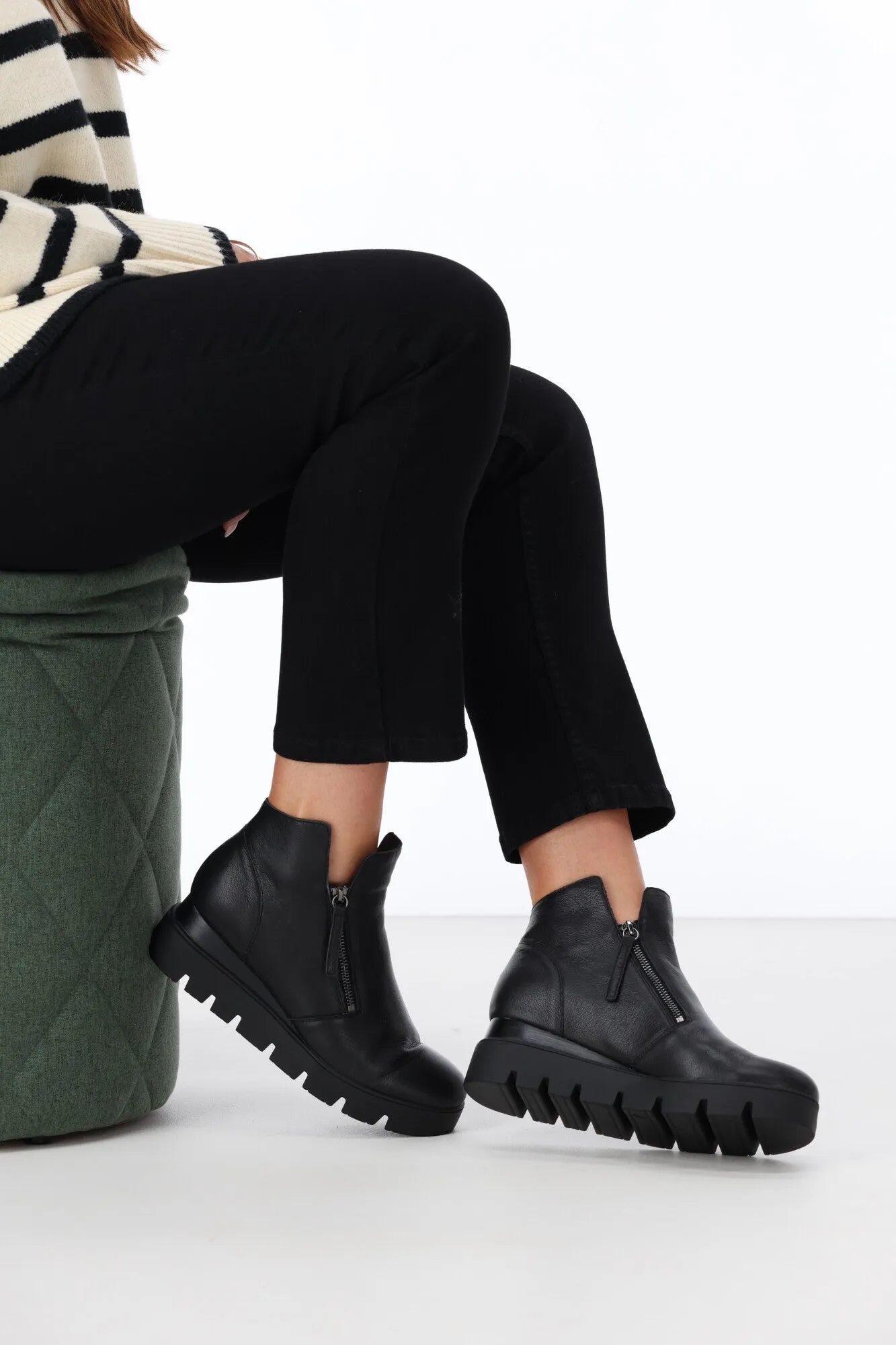 Django & Juliette Radio Black With Black Sole