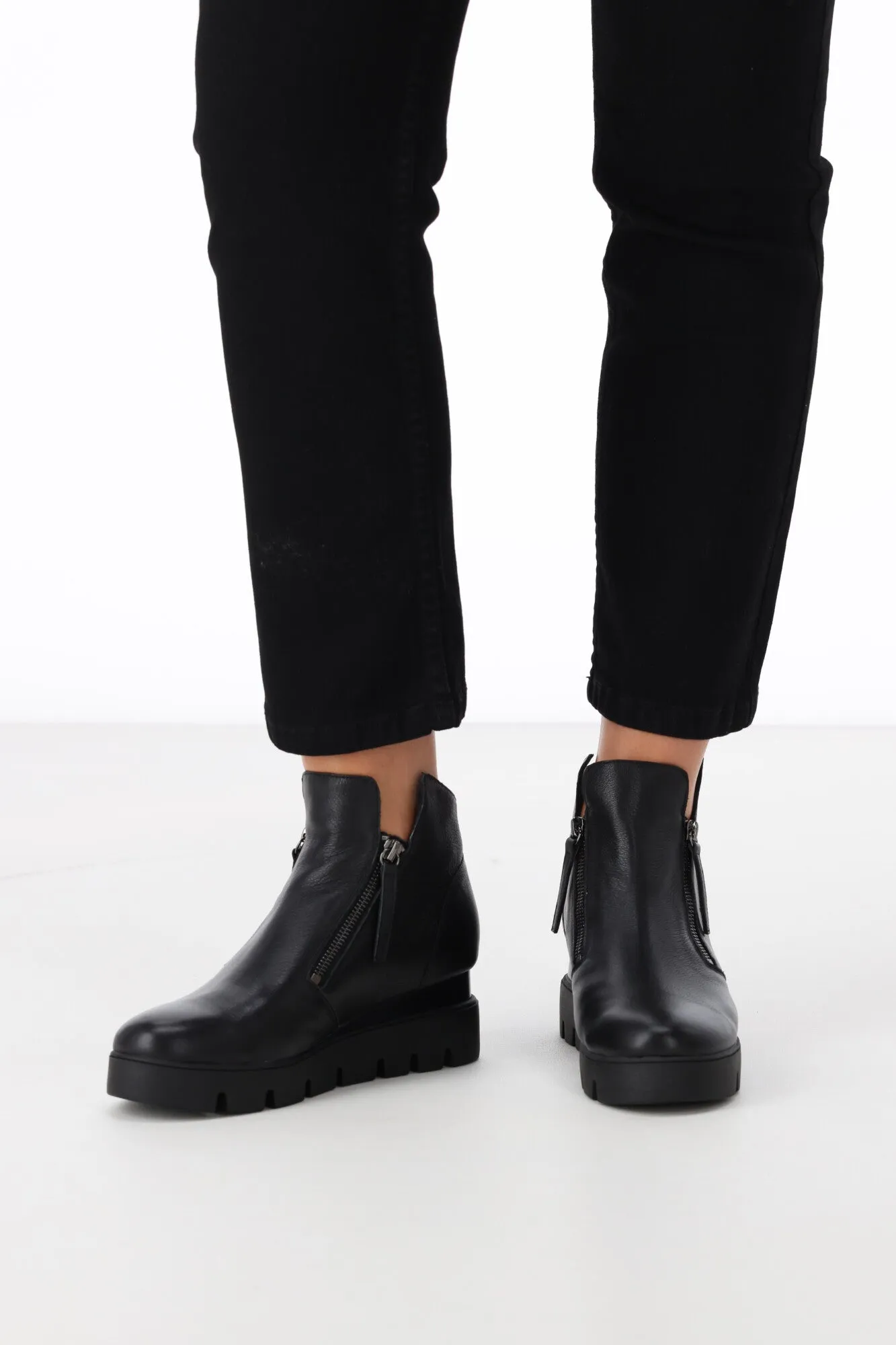 Django & Juliette Radio Black With Black Sole