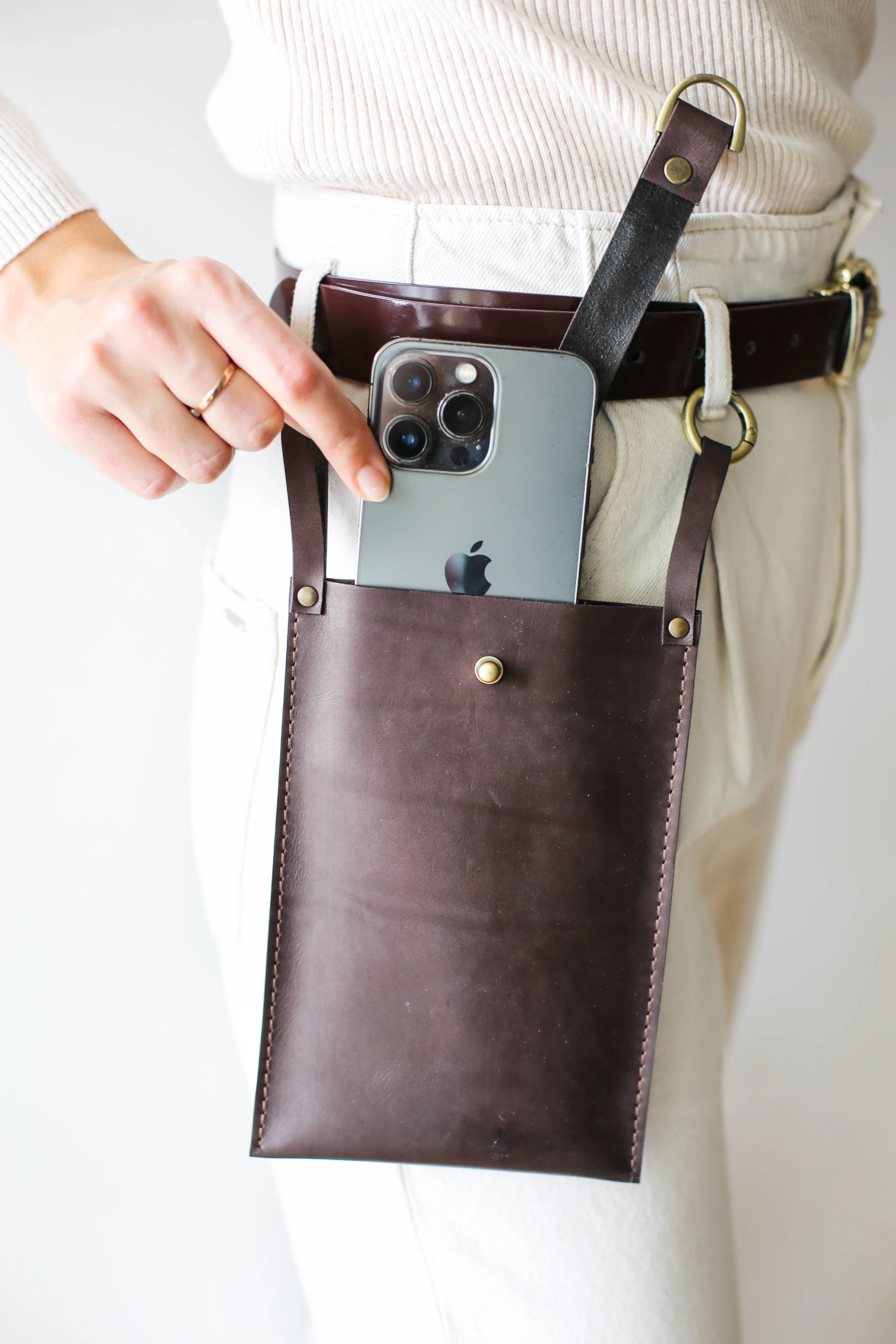 Grizzly Leather Phone Bag